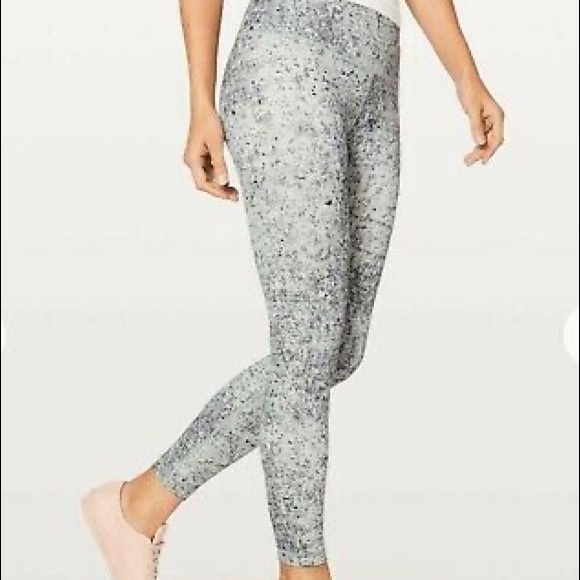 LuluLemon Wunder Under Leggings in Antiqued Alpine White - Picture 2 of 10
